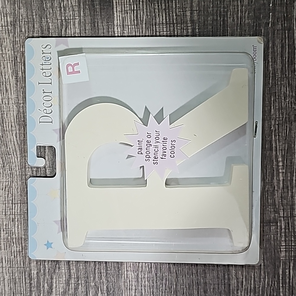 Baby Boom wooden decor letters. Letter R